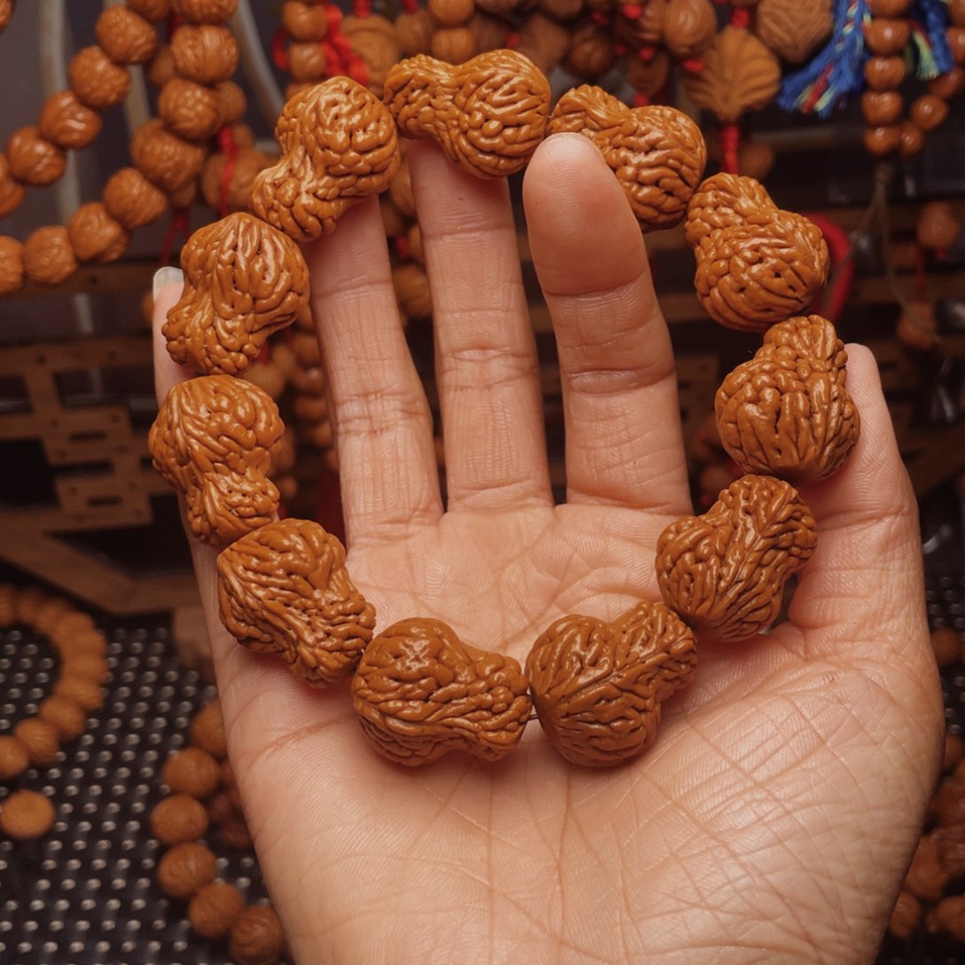 木质类龙纹桃枭挂件