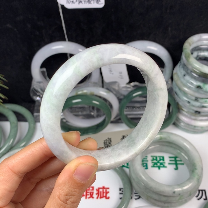 翡翠未镶嵌手镯52号。 58圈