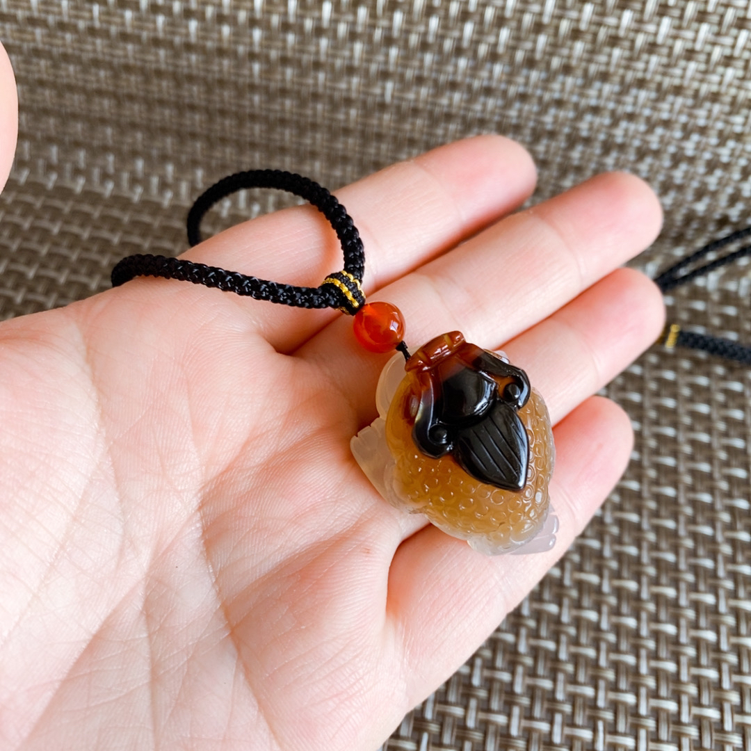 原石玛瑙四色俏色金蟾吊坠精工手雕玛瑙发财金蟾项链钥匙扣包挂件