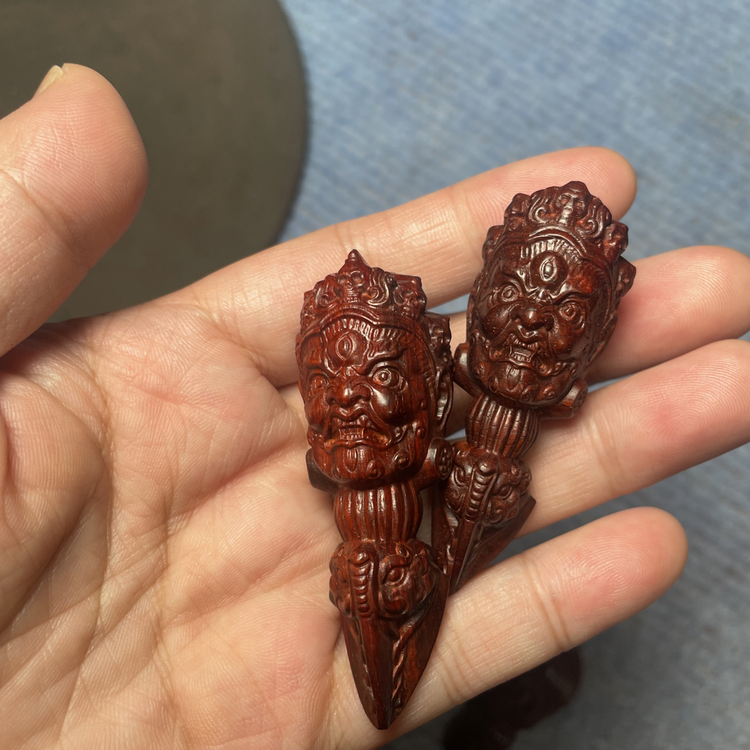印度小叶紫檀把件降魔杵机，雕手修油性好大概尺寸2.1*6左右随机发