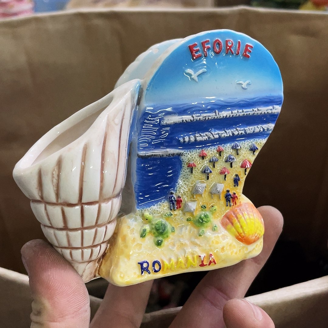 摆件   磕碰。封釉。     