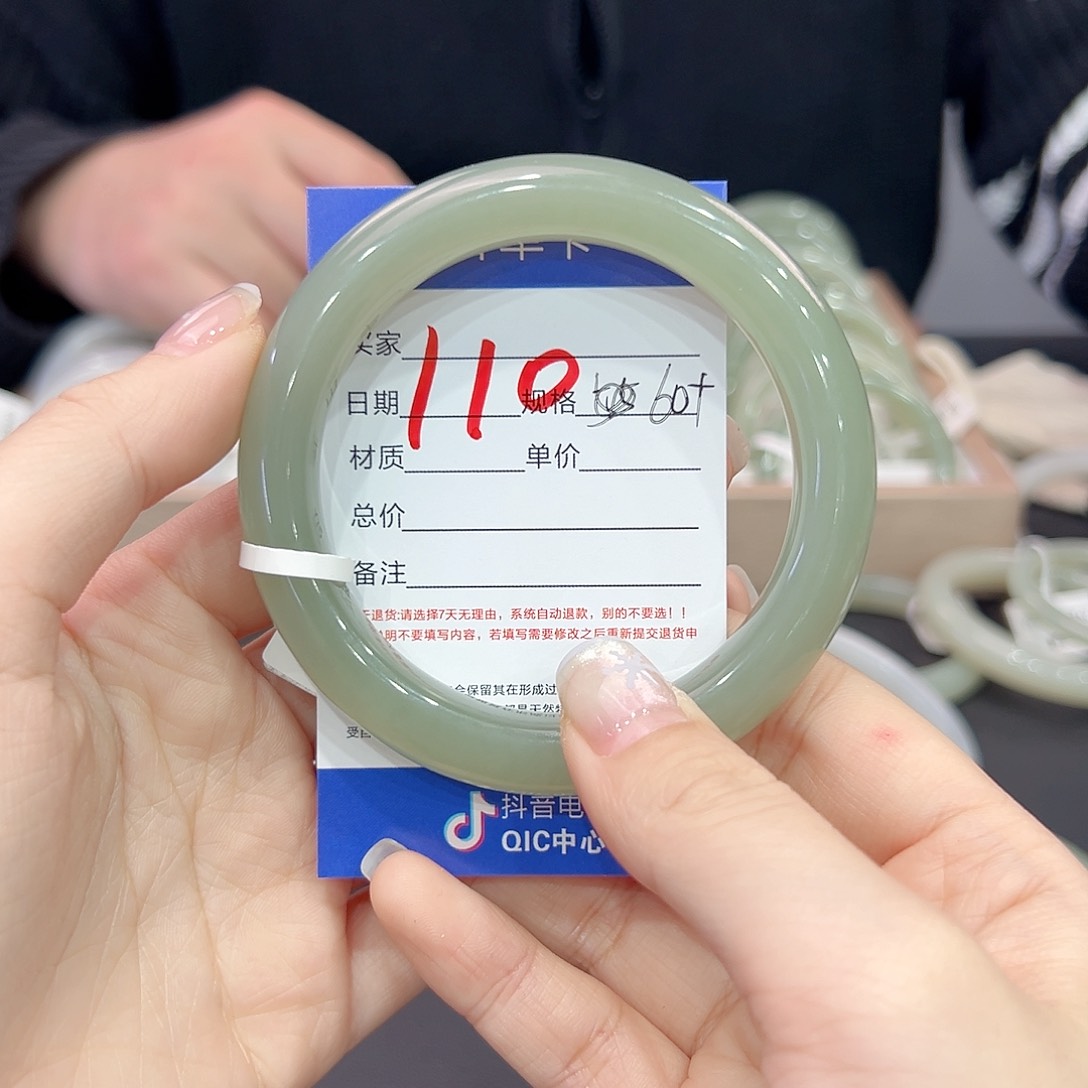 和田玉手镯未镶嵌是**呀