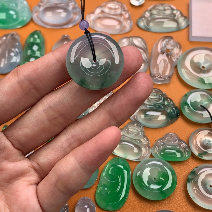 翡翠挂件未镶嵌……