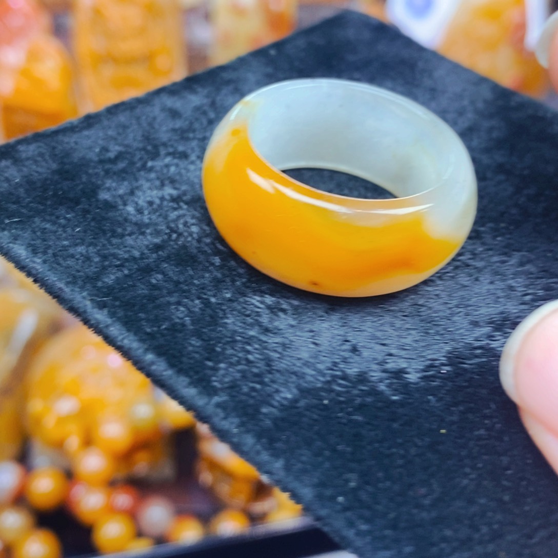 未镶嵌石英质玉（黄龙玉）颈饰