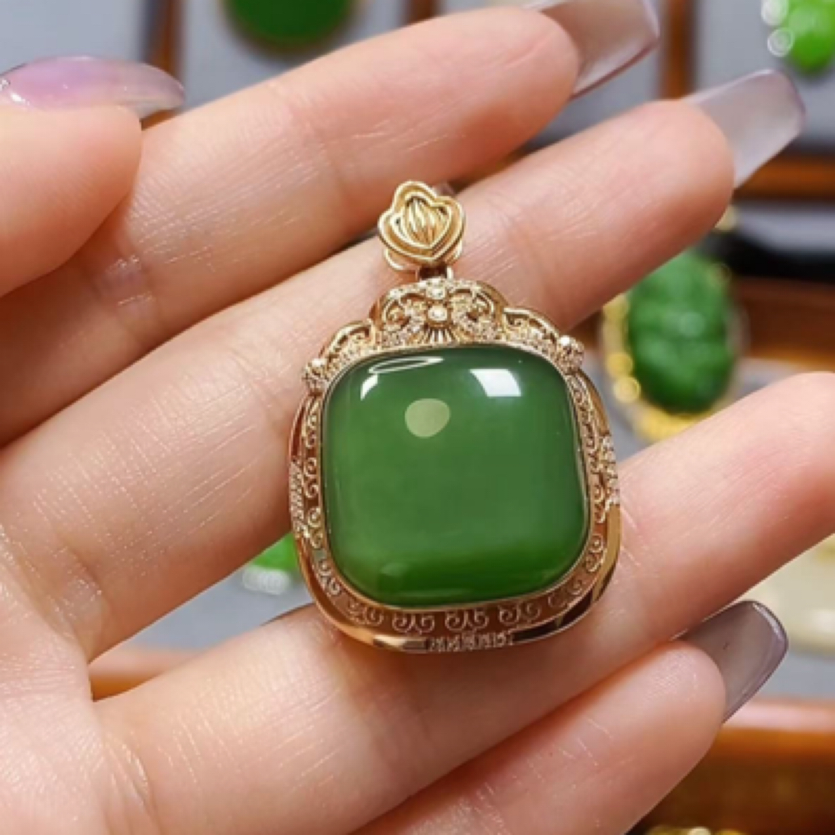 18K金和田玉碧玉比绿猫眼吊坠