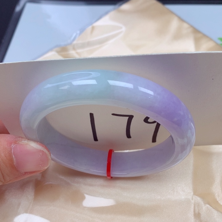 翡翠手镯未镶嵌翡翠