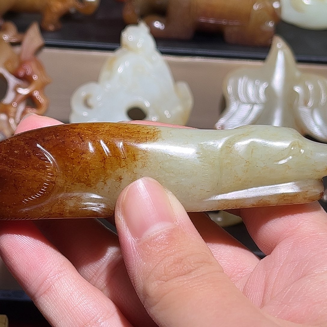 個***生和田玉未镶嵌颈饰玉狗