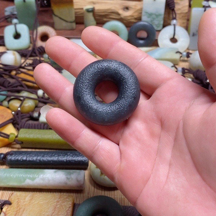 蛇纹石玉挂件未镶嵌