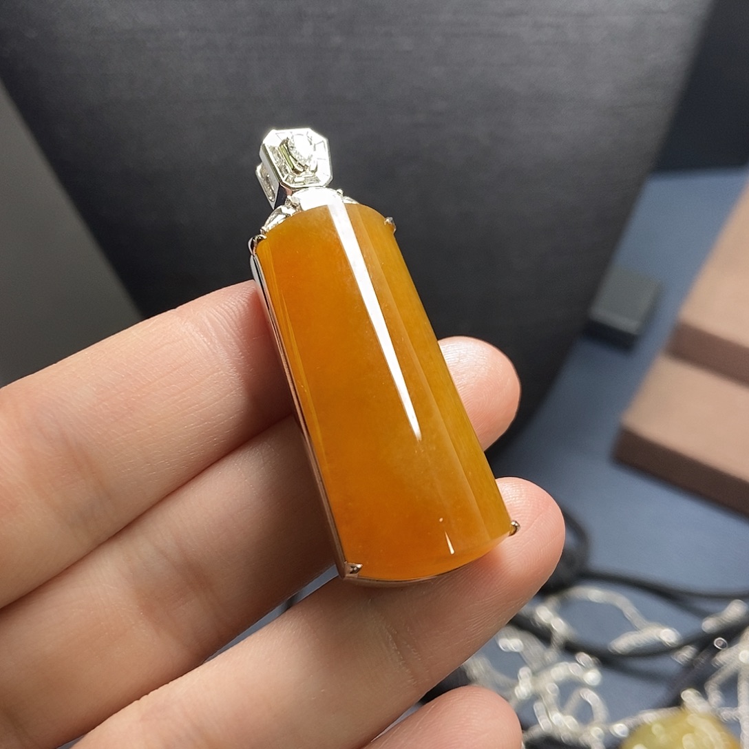 翡翠18K金镶嵌颈饰蜜糖橘黄翡无事