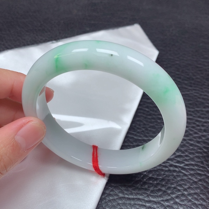 翡翠手镯未镶嵌。