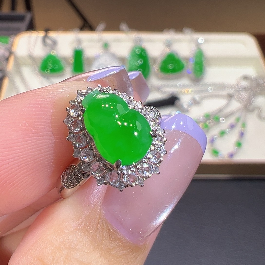 翡翠18K金镶嵌戒指翡翠