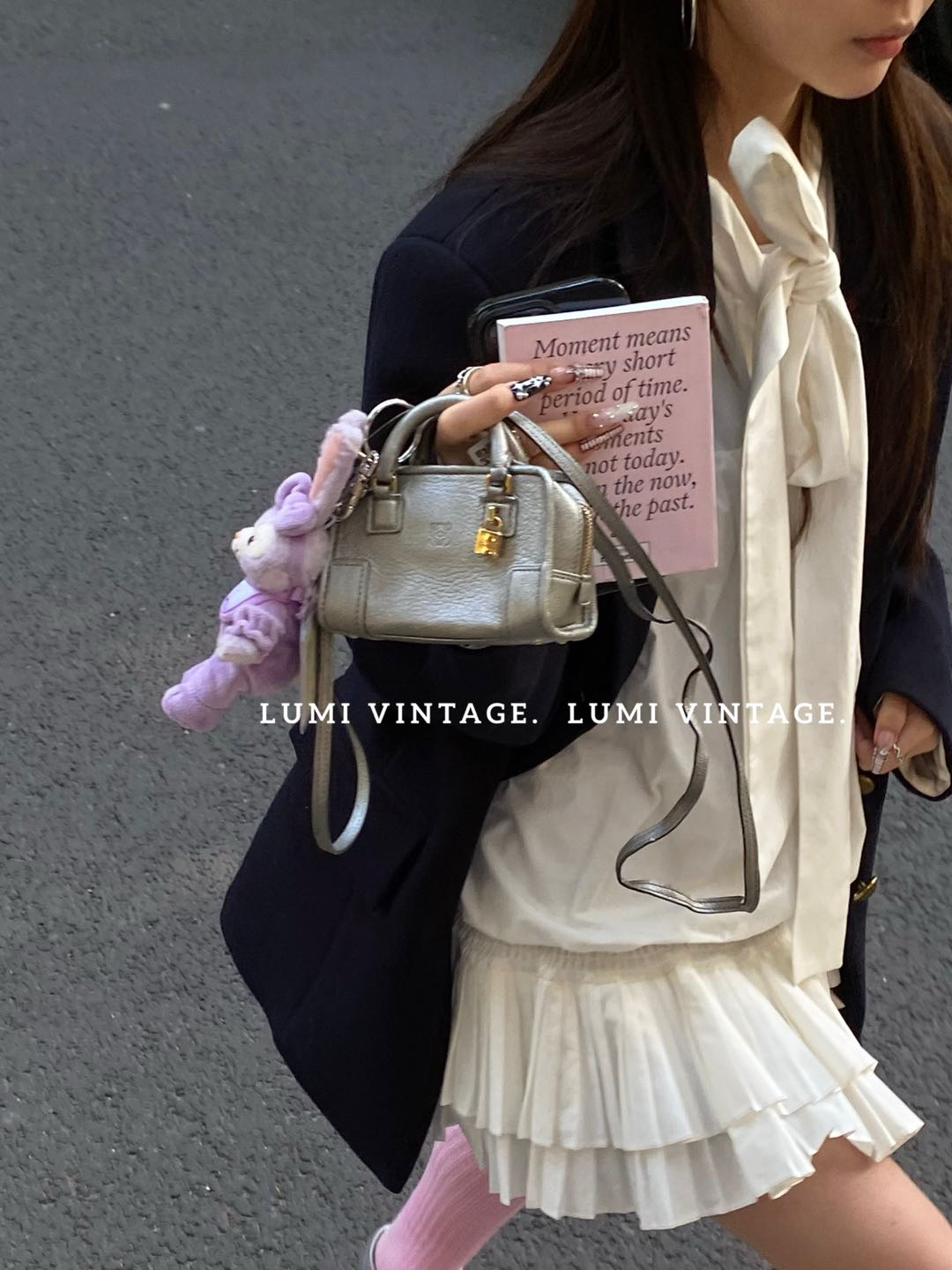 95新 LOEWE/罗意威 银色牛皮小费包 23125969