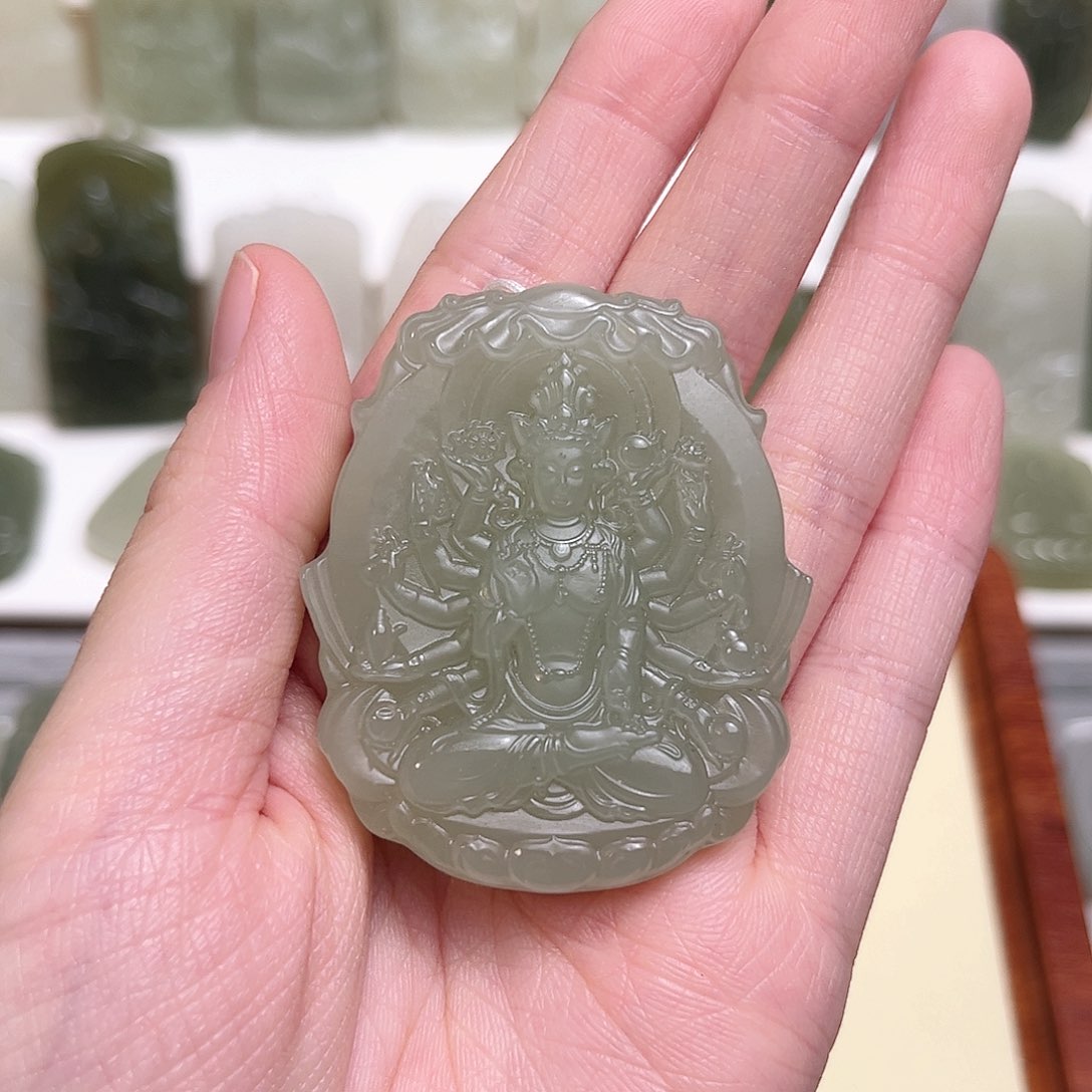 和田玉颈饰未镶嵌都**了