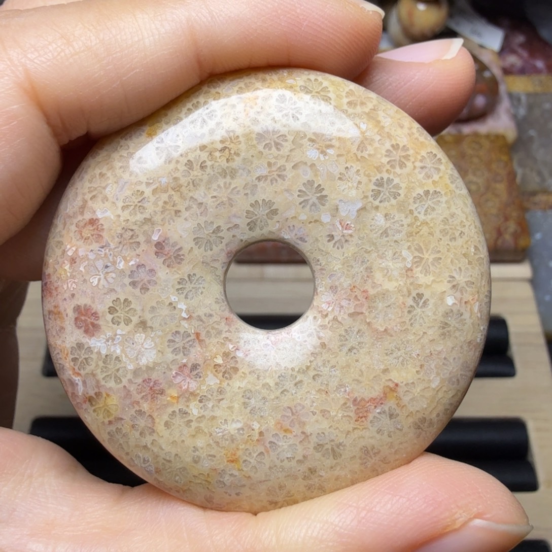 硅化玉未镶嵌闪闪的红粉黄小花，可盘