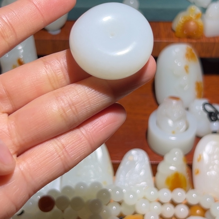 龙***鱼和田玉未镶嵌颈饰