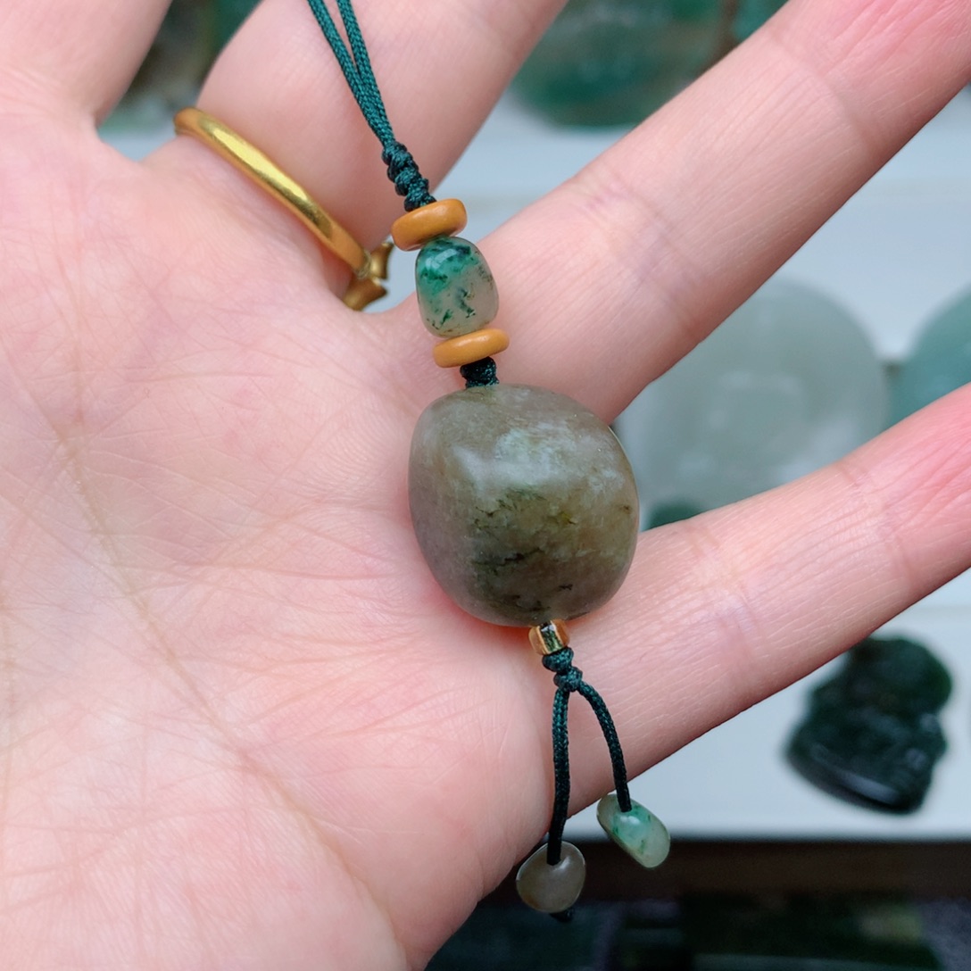 独山玉未镶嵌颈饰