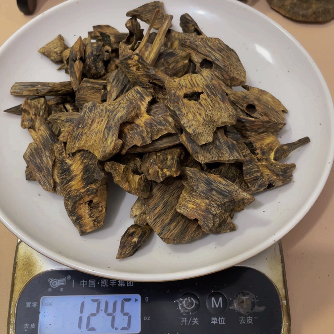 沉香木摆件峰*红骨凹身块料123克