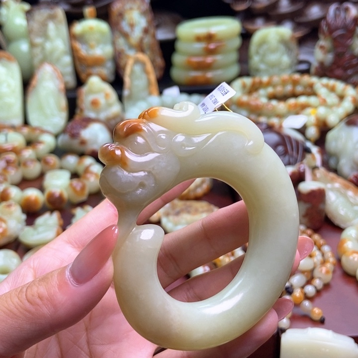 未镶嵌岫岩河磨玉（透闪石质玉）把件
