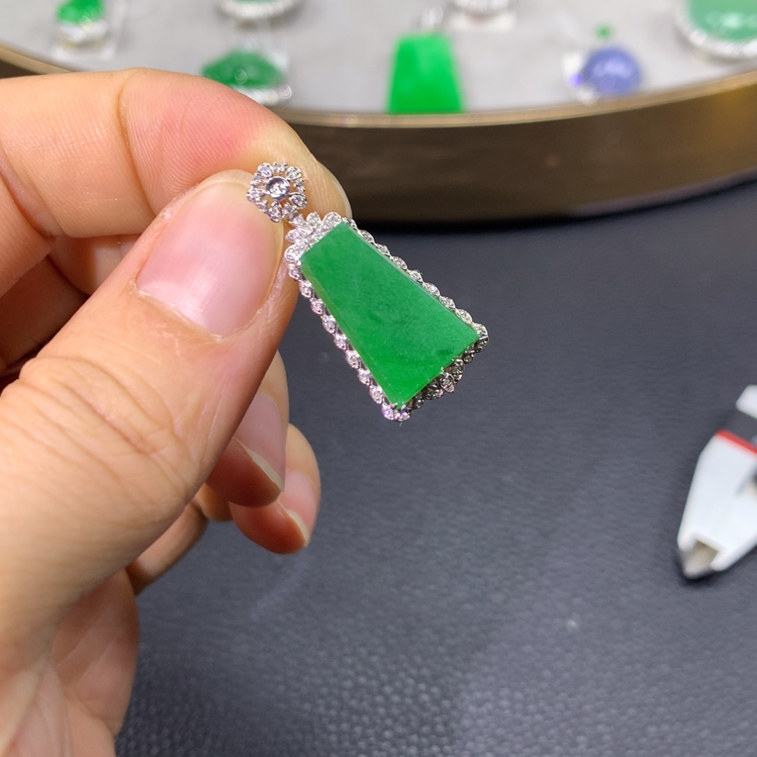 翡翠颈饰18K金镶嵌翡翠