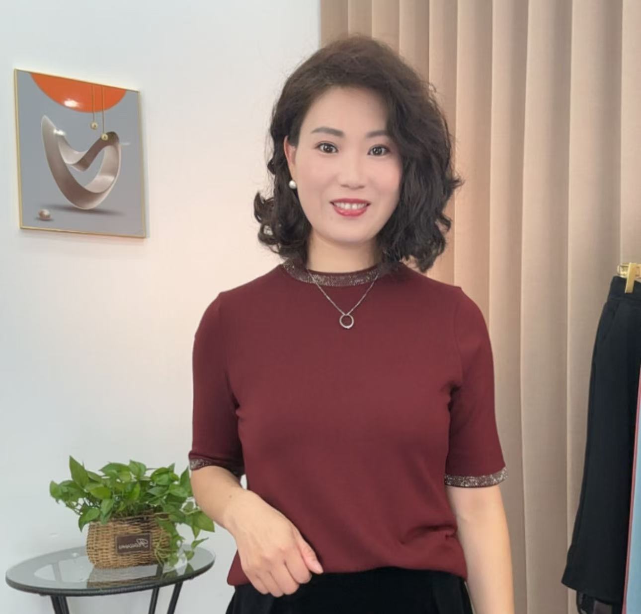 早秋新款时尚简约纯色圆领烫钻显瘦中袖2025洋气减龄百搭打底上衣