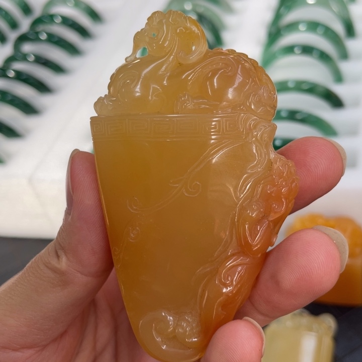 石英质玉（黄龙玉）未镶嵌颈饰
