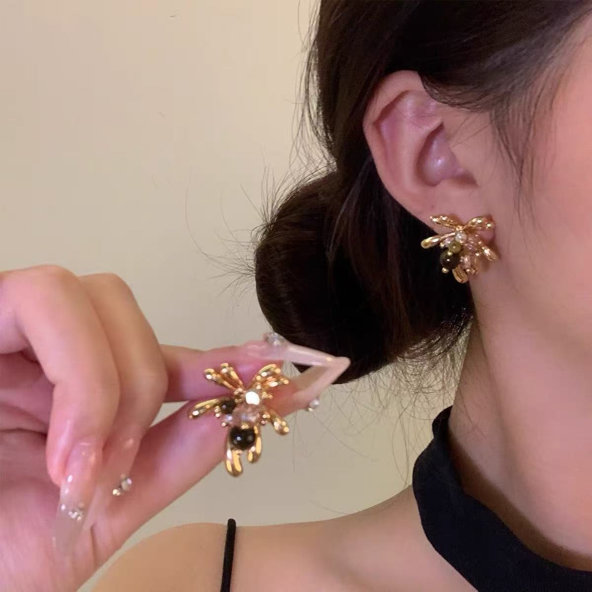 铜合金耳饰 美拉德手工花朵时尚轻奢气质珠珠法式经典耳钉