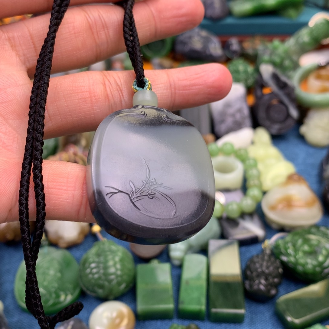 和田玉颈饰未镶嵌