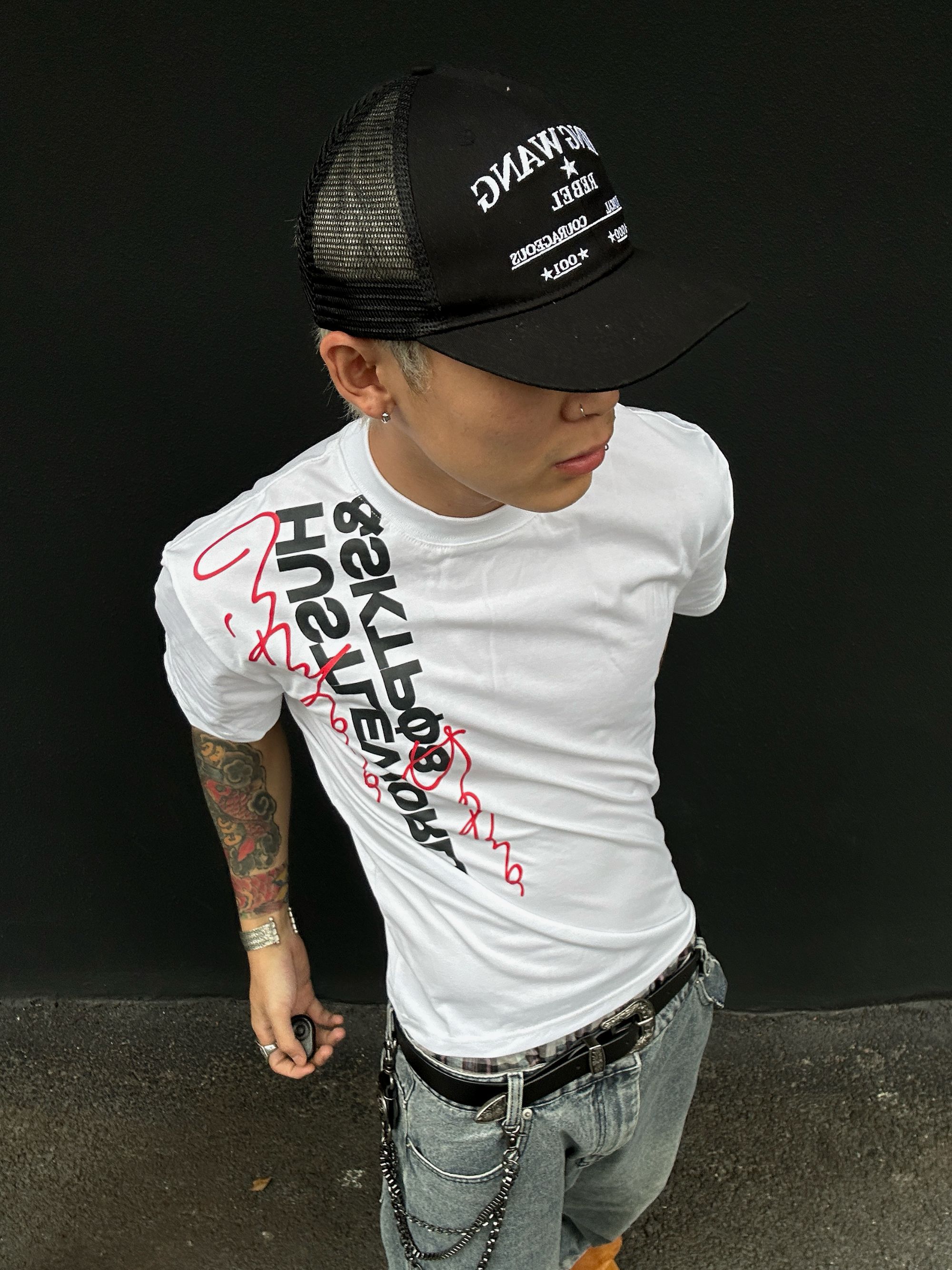 SKATEPARK”hustle world“索罗娜正肩凉感收腰创意竖纹字母短宽T恤