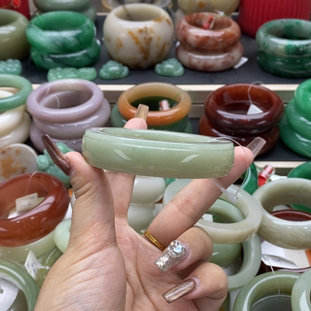 石英岩玉未镶嵌手镯