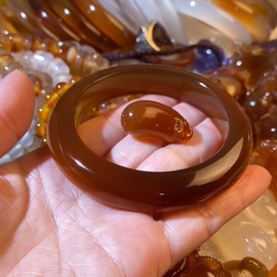 玛瑙/玉髓玛瑙手镯未镶嵌六**约