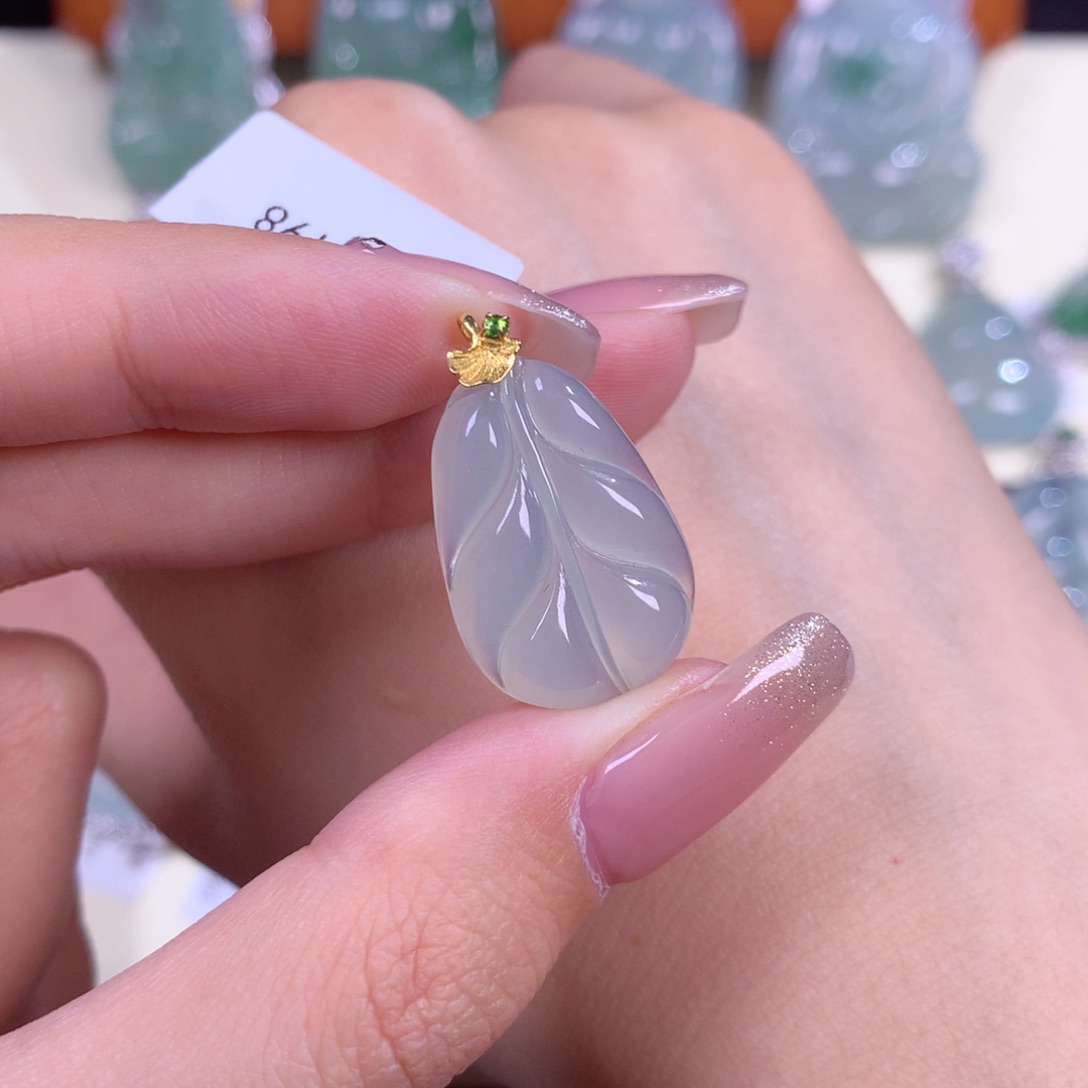 翡翠颈饰18K金镶嵌叶子