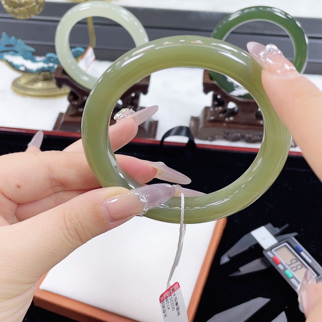 和田玉未镶嵌手镯