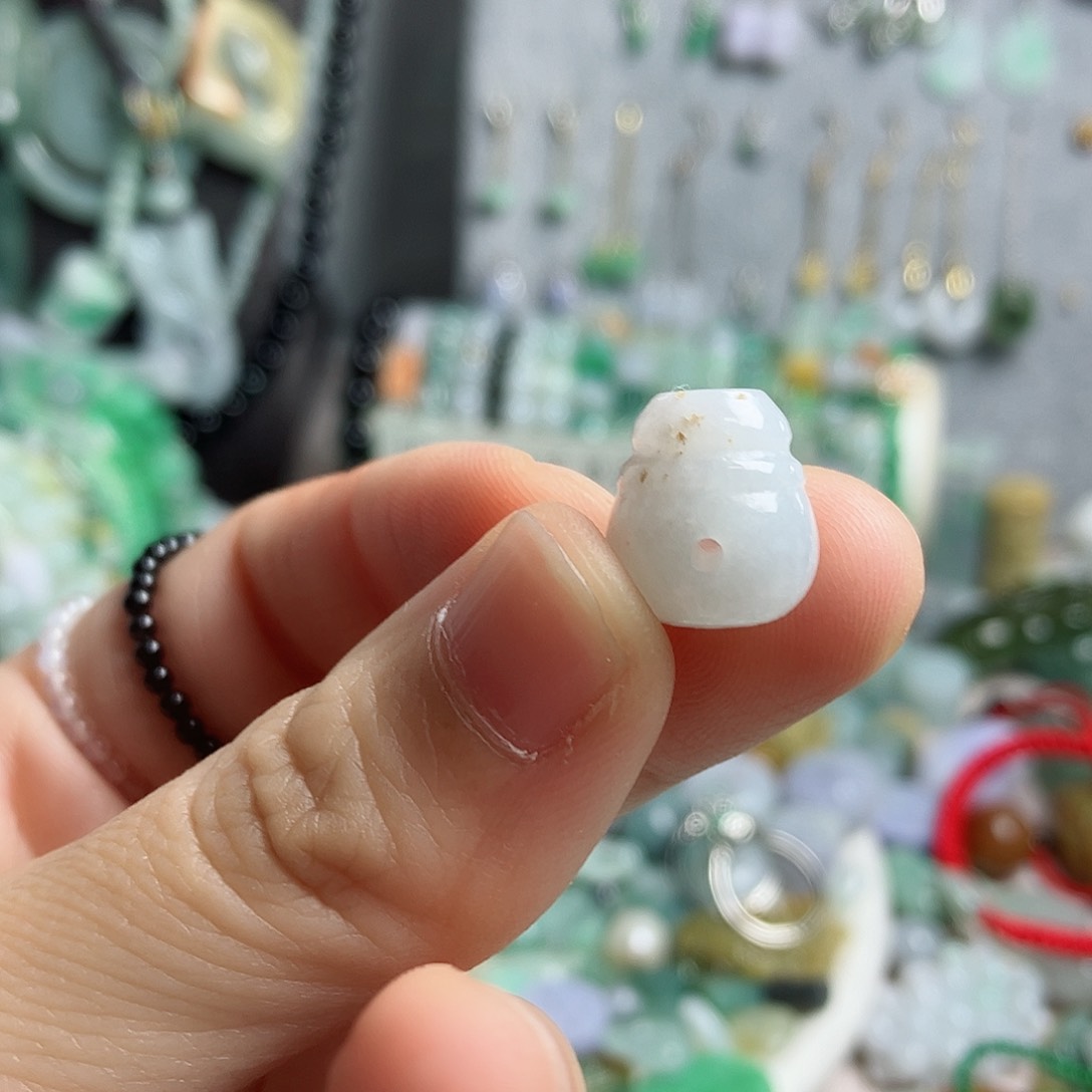 翡翠颈饰未镶嵌三通