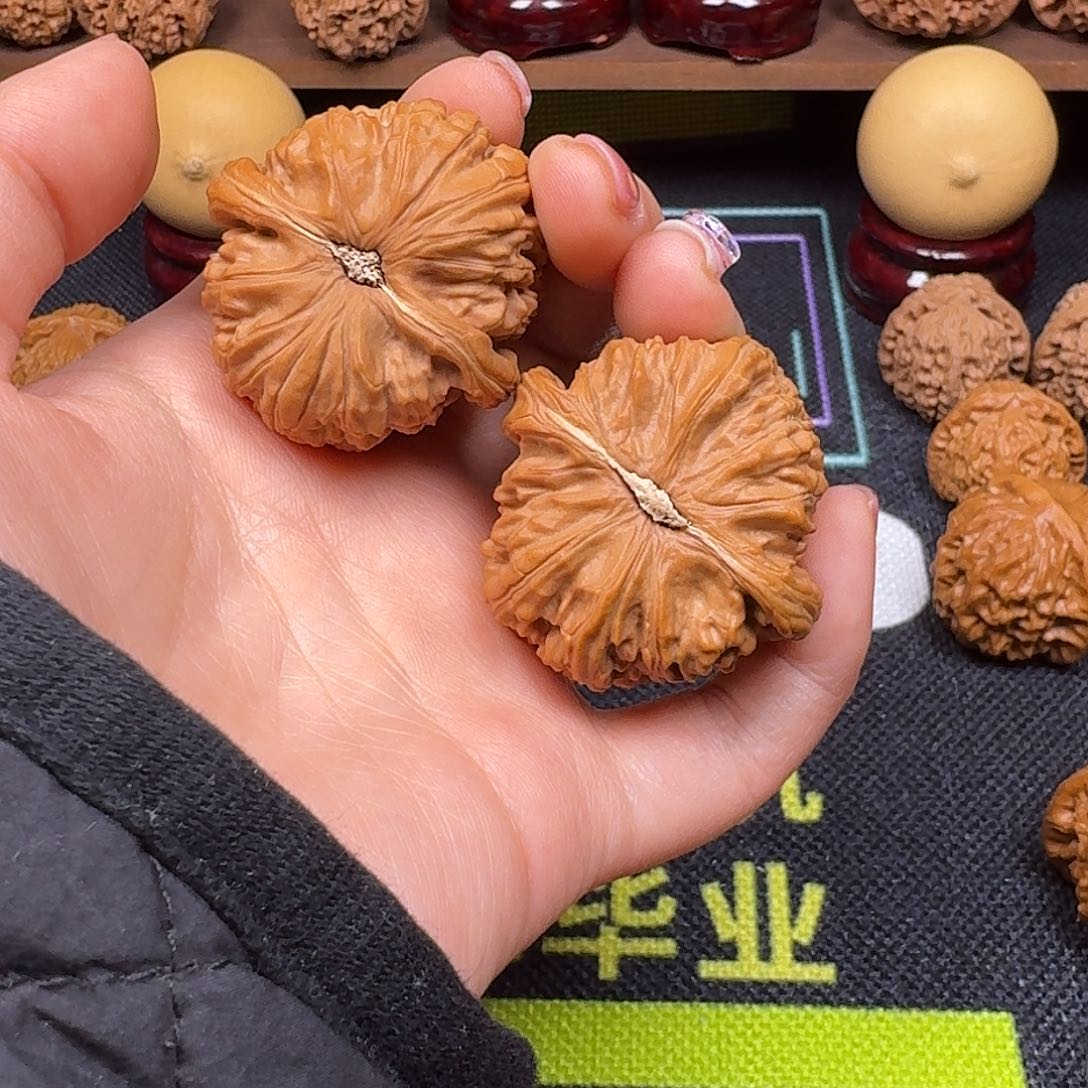 文玩核桃吊坠40.5球白