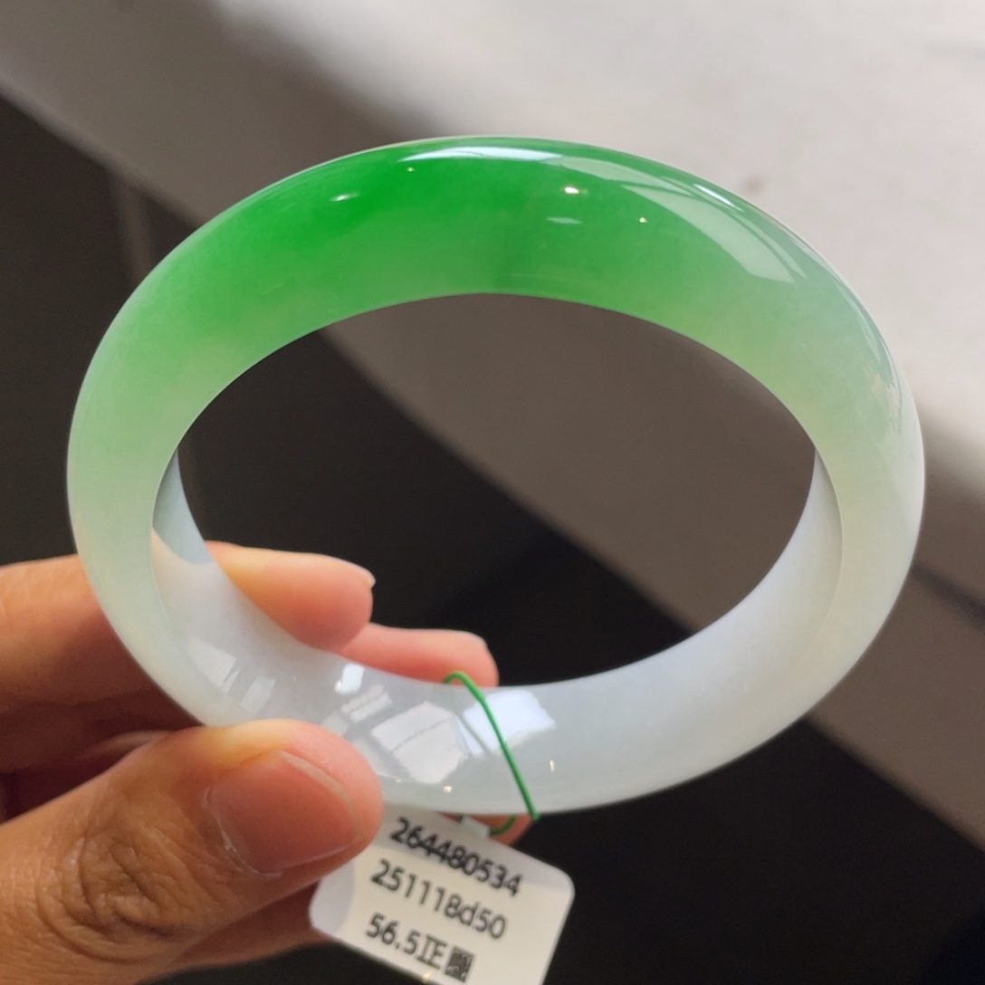 翡翠未镶嵌手镯半山水白底青手镯