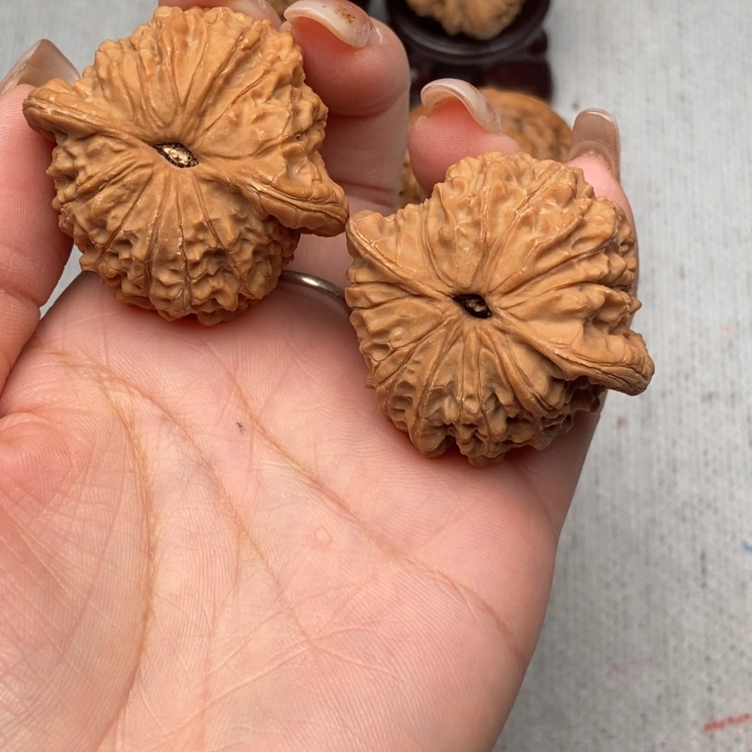 一***τ文玩核桃吊坠血麒麟