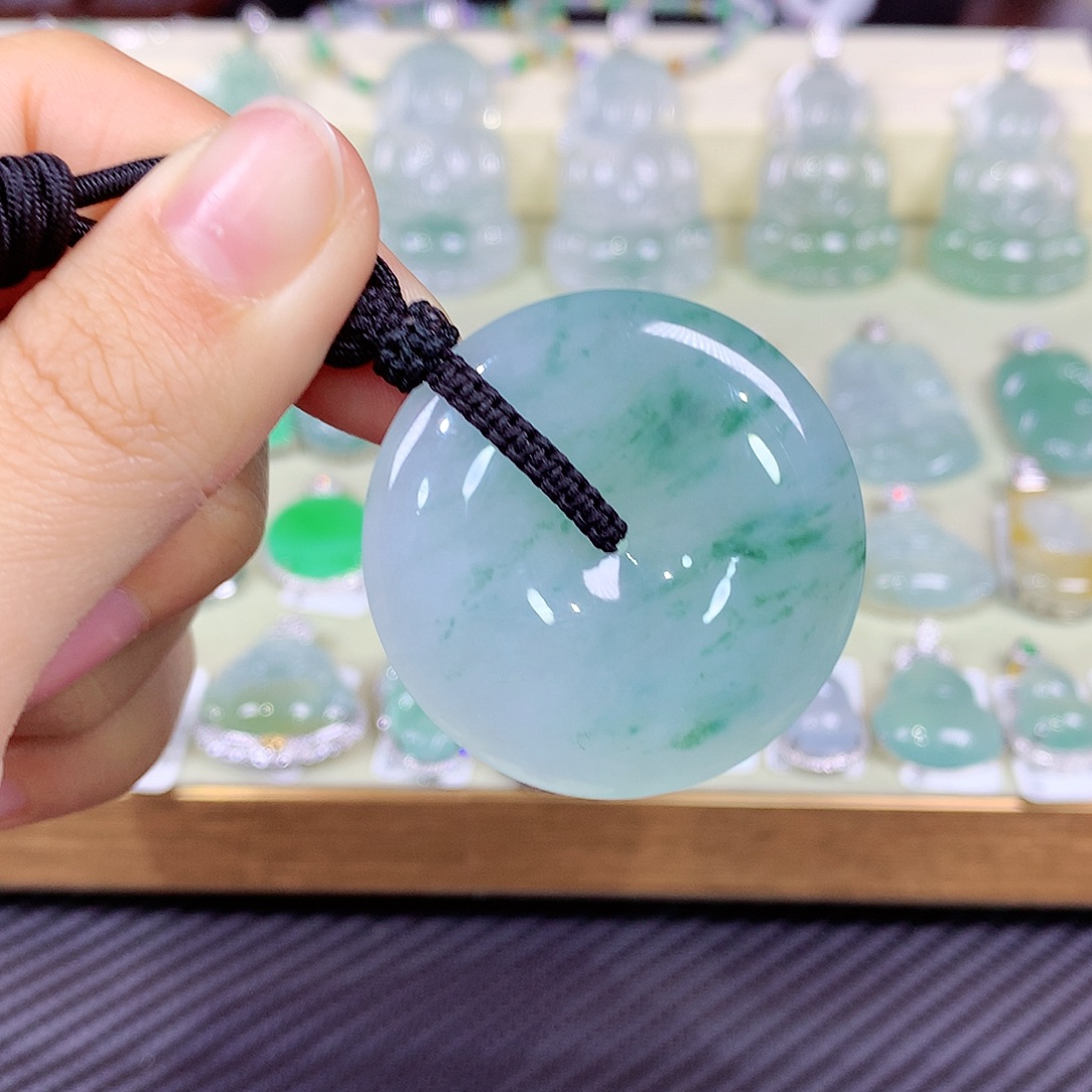 翡翠未镶嵌颈饰平安扣