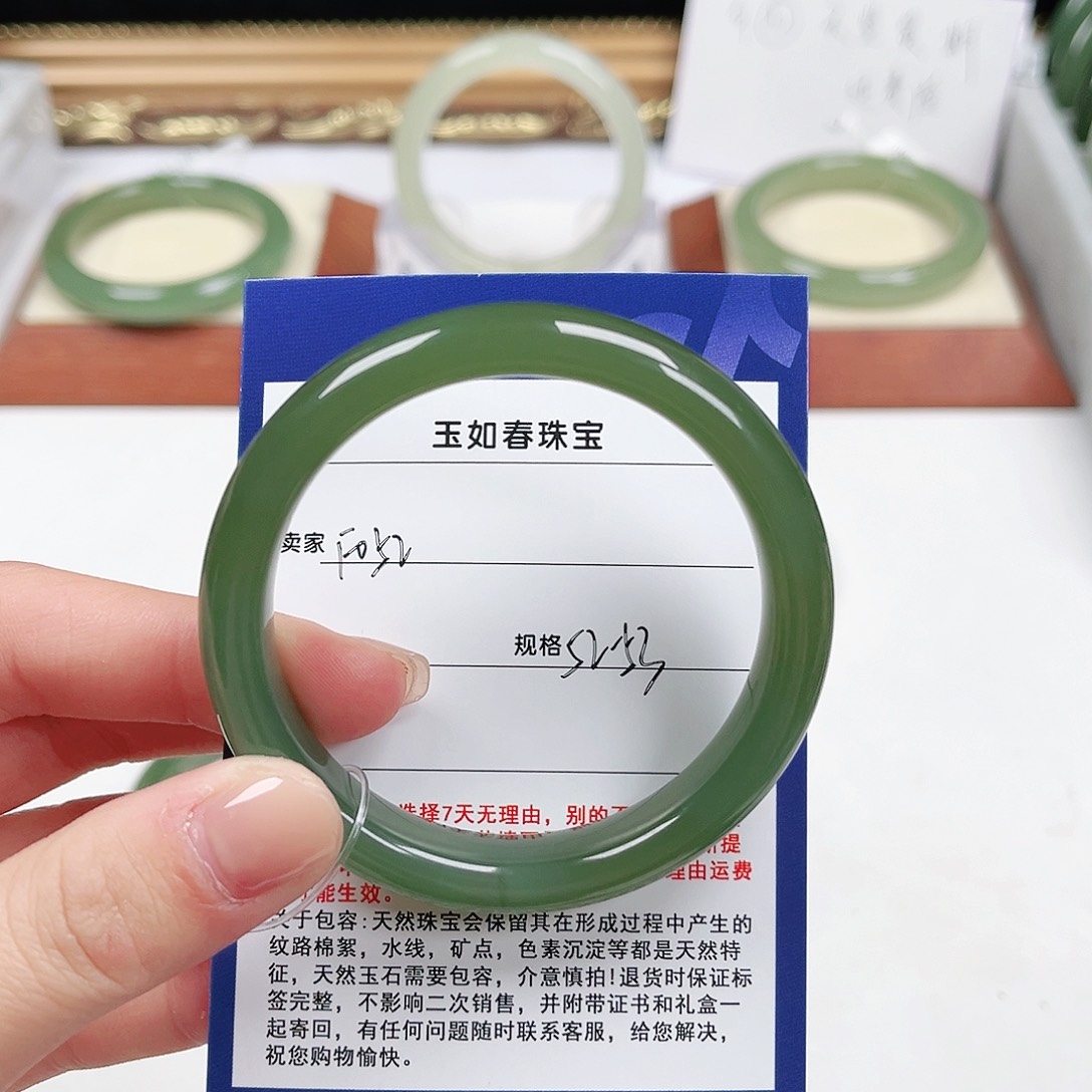 春***开和田玉未镶嵌手镯