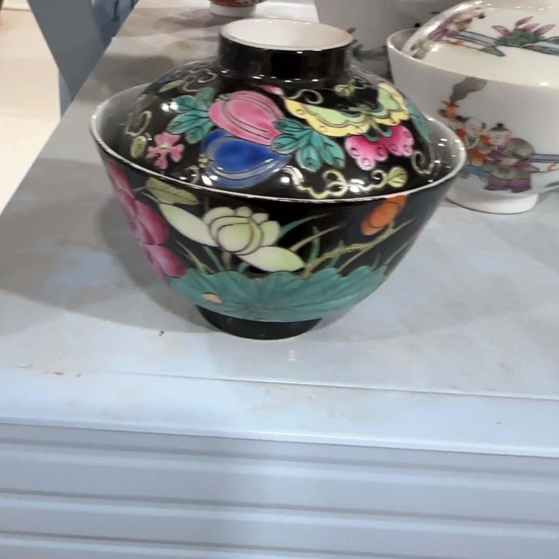 瓷片瓷器等为原料而形成独特艺术形式