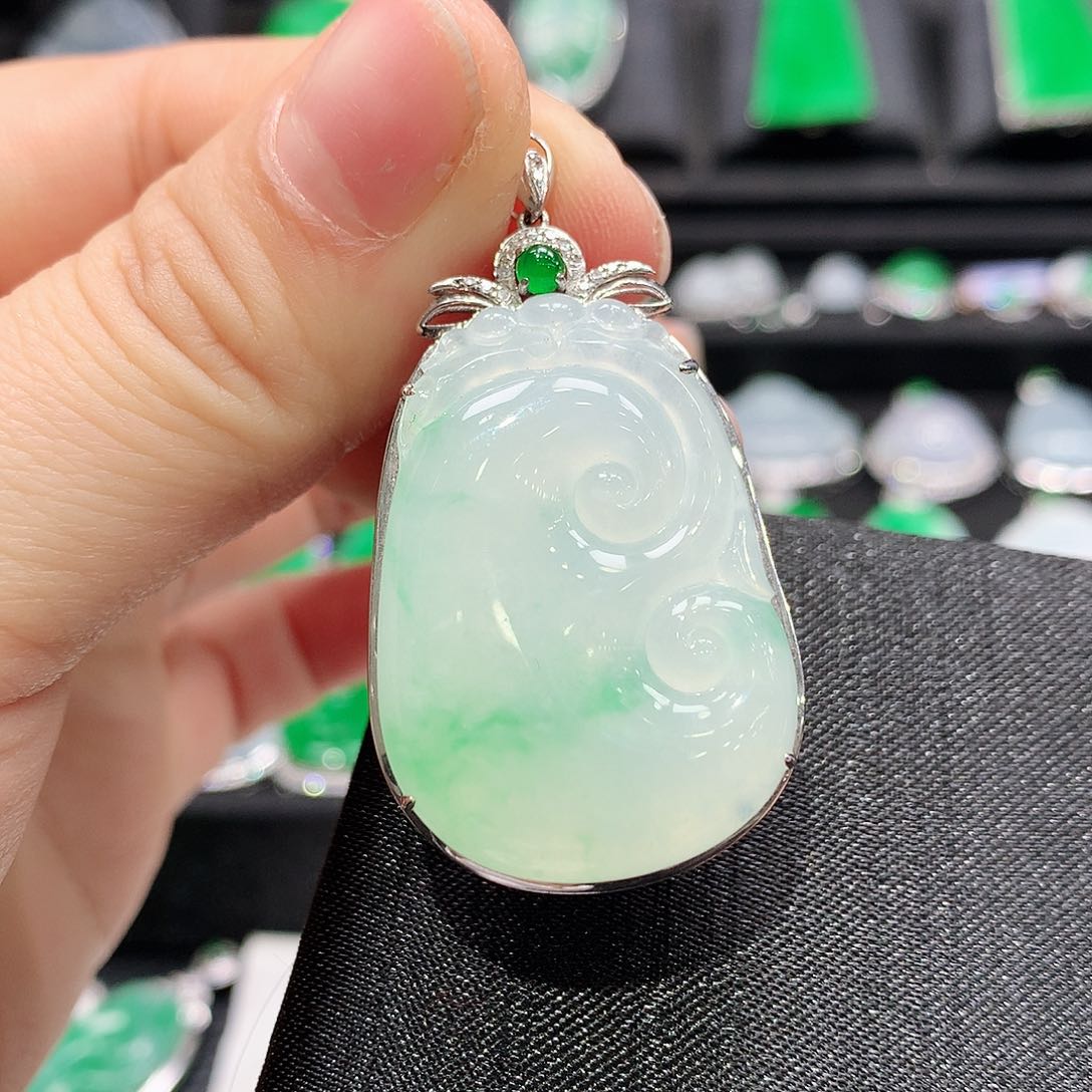 翡翠颈饰18K金镶嵌如意