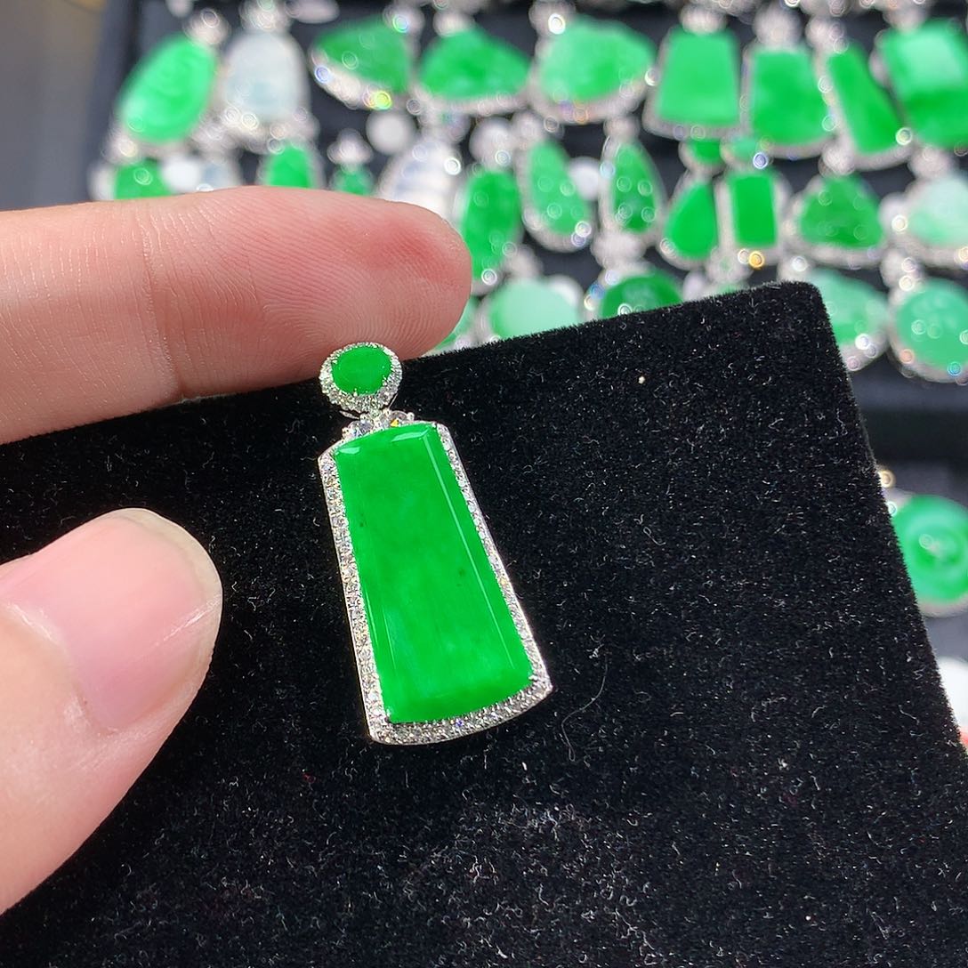 翡翠18K金镶嵌颈饰