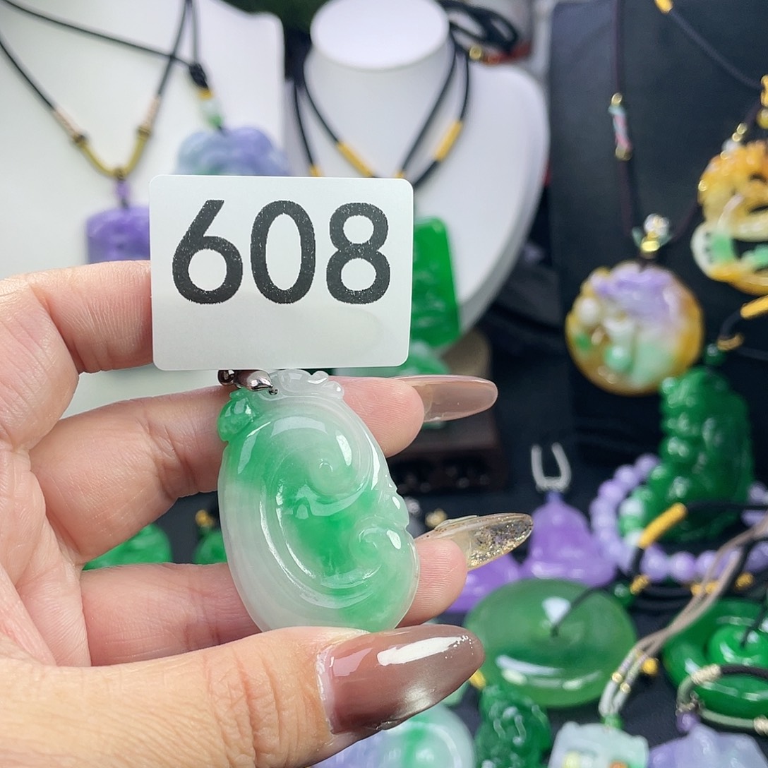 翡翠未镶嵌吊坠(赠链)