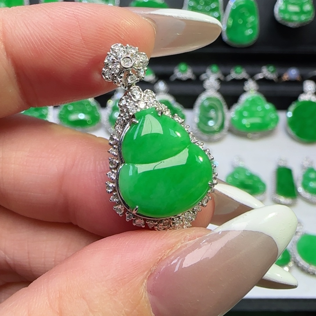 翡翠18K金镶嵌颈饰葫芦