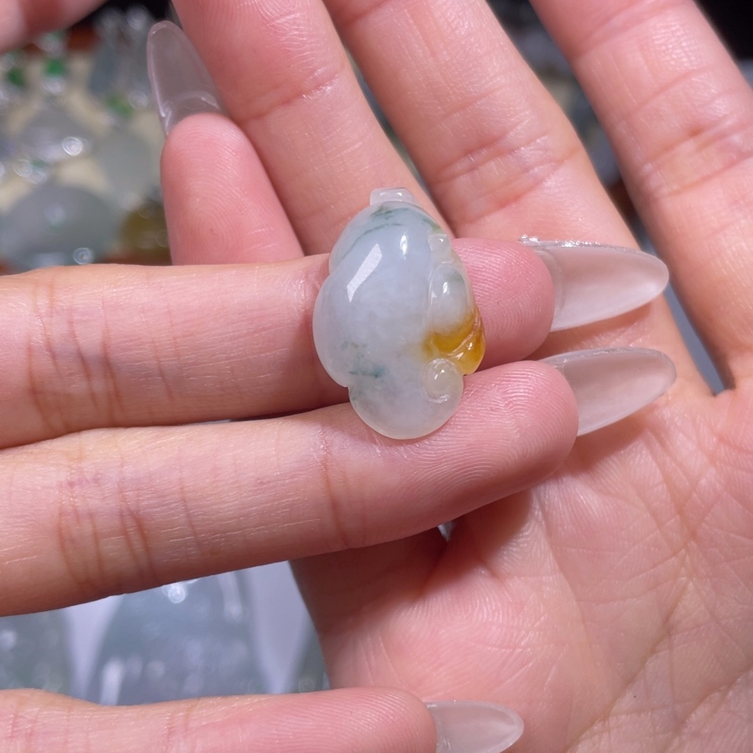 翡翠颈饰未镶嵌如意