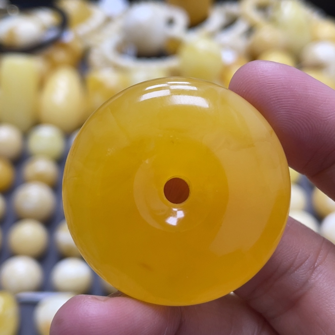 蜜蜡未镶嵌裸石38*13mm瑕疵焦皮