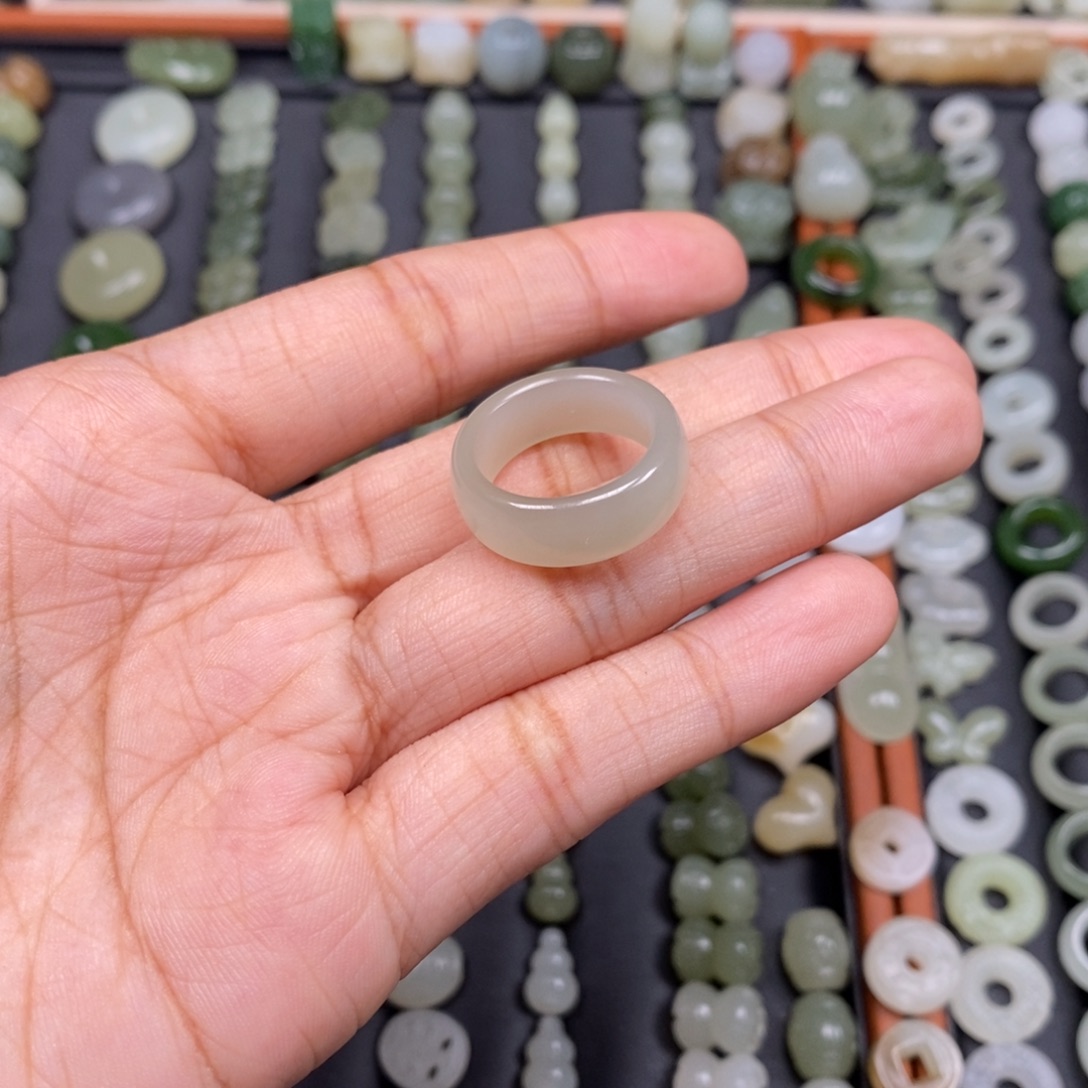 威***生和田玉未镶嵌颈饰