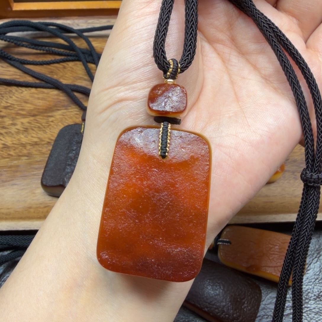 琥珀未镶嵌吊坠(赠链)