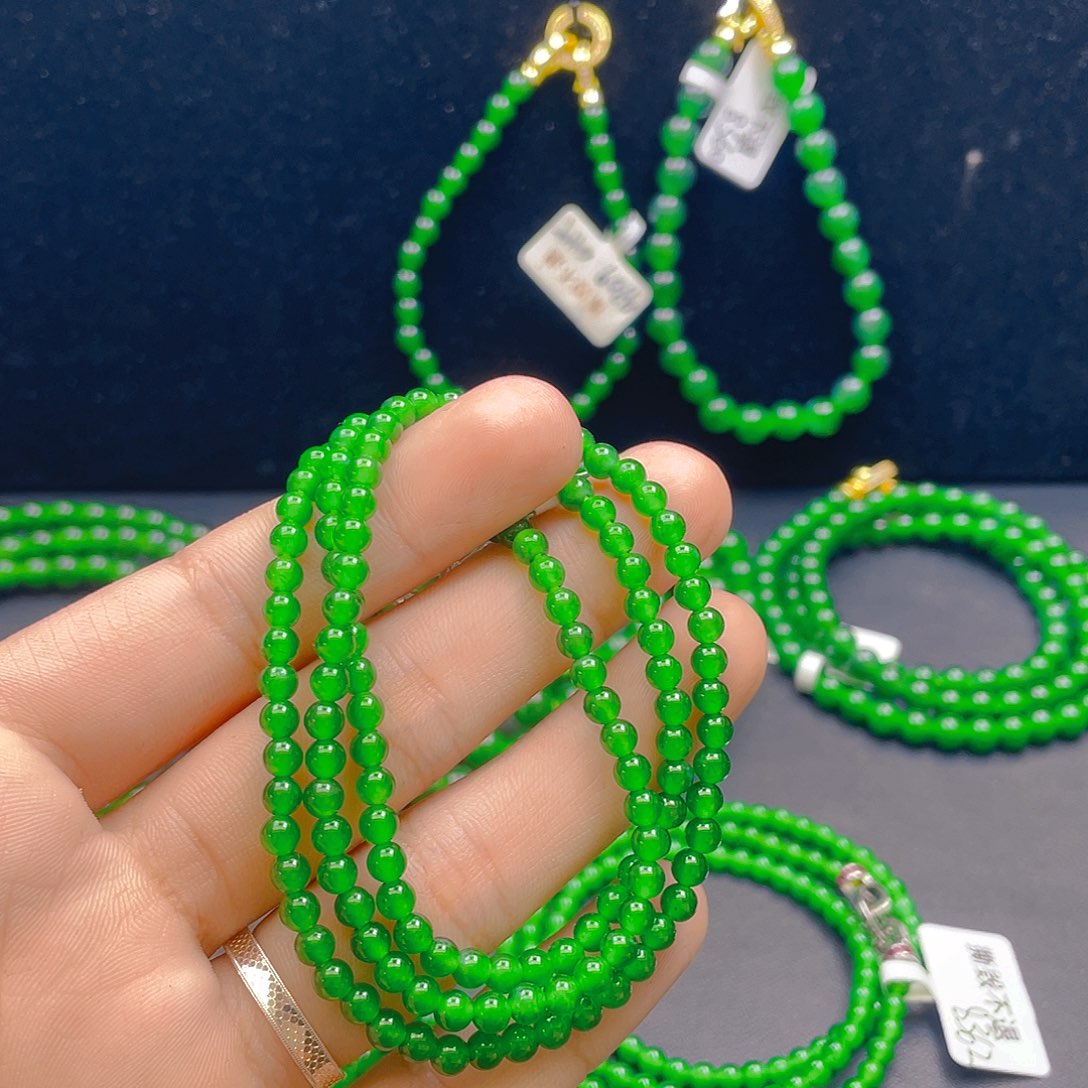 翡翠未镶嵌颈饰       