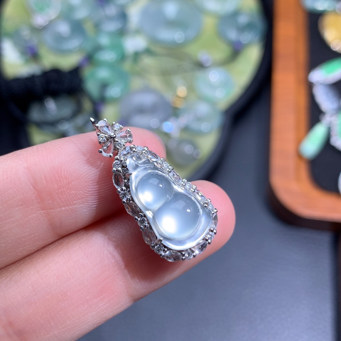 翡翠18K金镶嵌颈饰玻璃状元豆 可拆盖