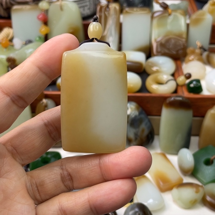 和田玉未镶嵌颈饰